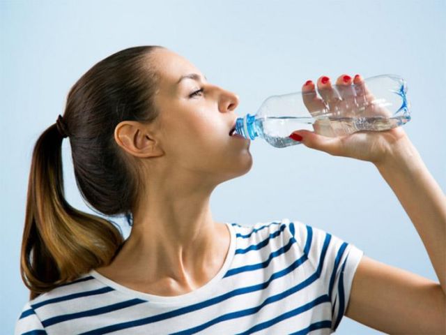 ماذا يحدث لجسمك عند التوقف عن شرب الماء؟ 15 ضررا بعضها مميت
