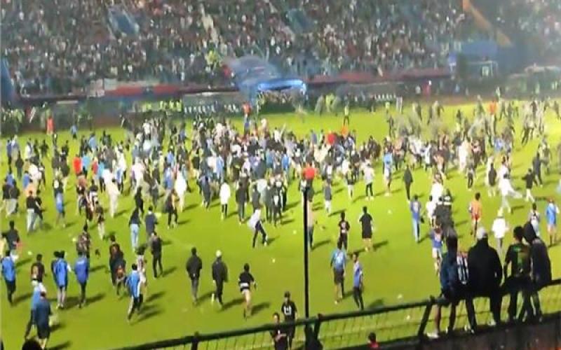 مقتل 127 شخصا وإصابة 180 آخرين خلال أعمال شغب في ملعب كرة قدم بإندونيسيا
