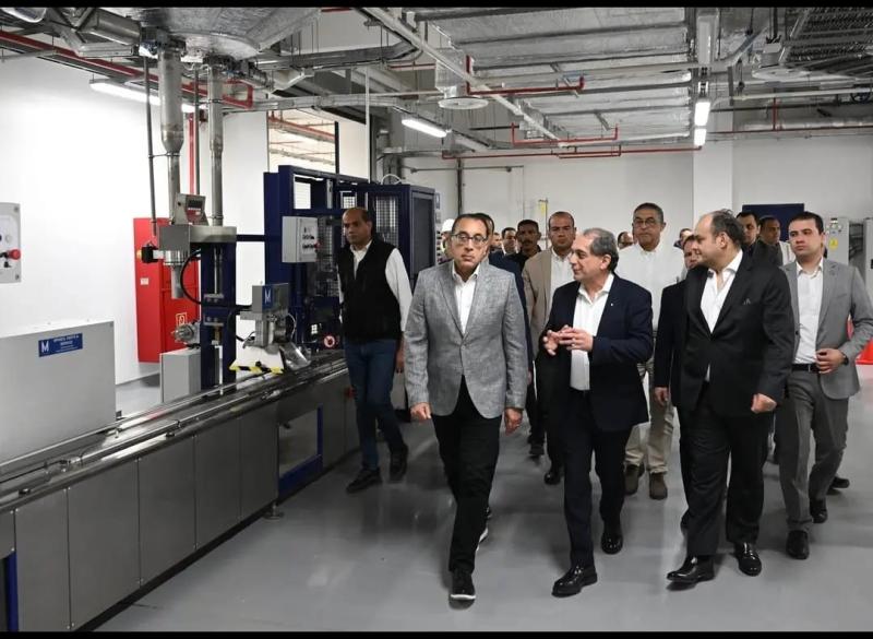 خلال جولته بالعاشر من رمضان: رئيس الوزراء يزور مصنع ”يوتن” للدهانات والبويات الصناعية