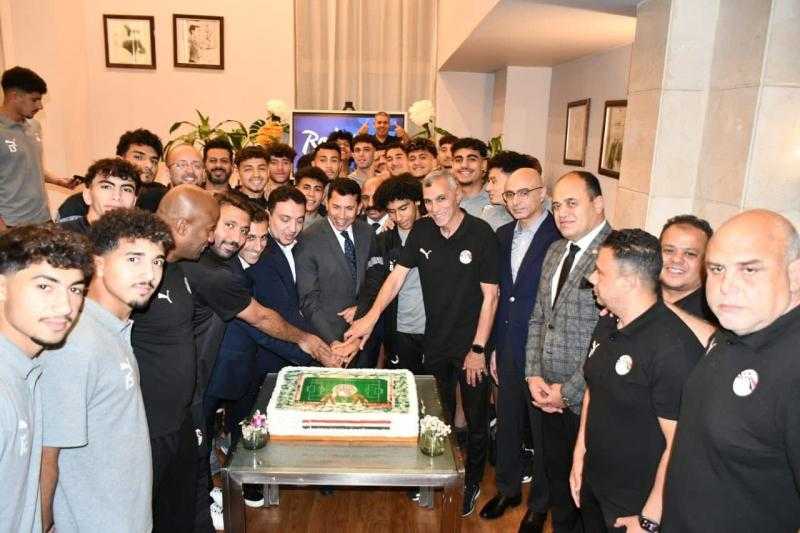 وزير الشباب والرياضة يؤازر منتخب الشباب قبل مواجهة المغرب في نصف نهائي أمم إفريقيا