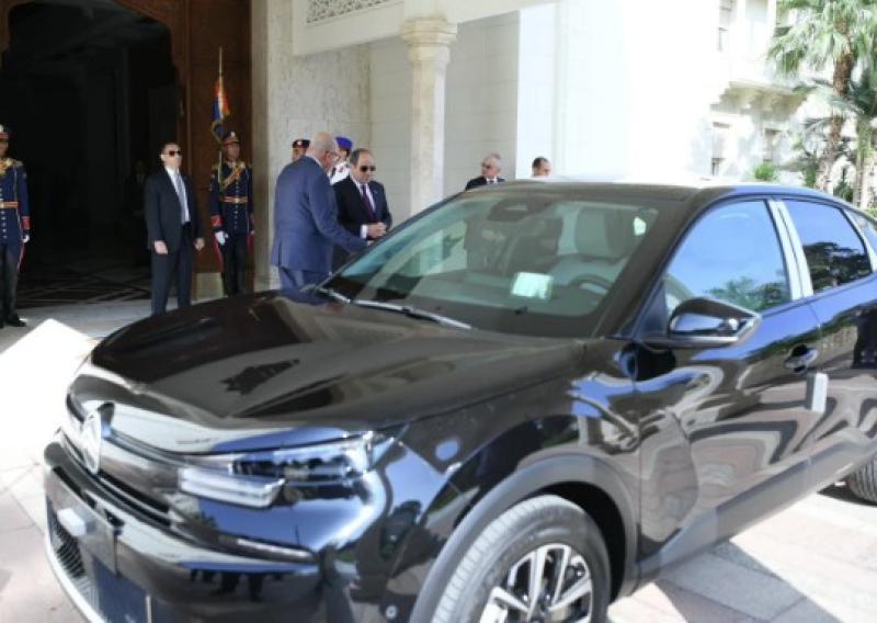الرئيس السيسى يتفقد سيارات طراز ”سيتروين C4X” المصنّعة محليًا بنسبة مكون 45%