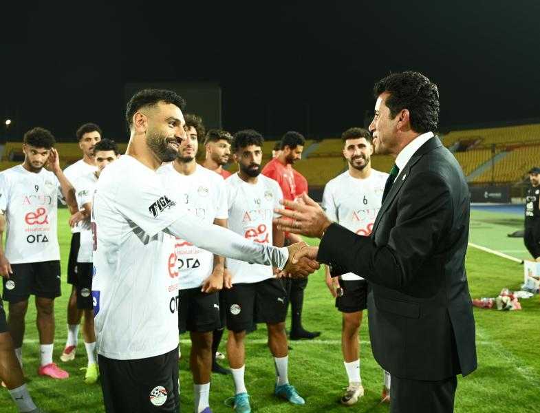 وزير الشباب والرياضة وأبو ريدة في مران منتخب مصر