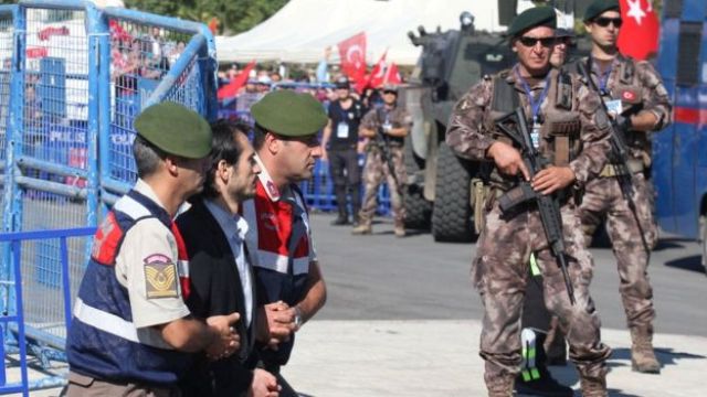 تركيا تقيل أكثر من 2700 موظف لعلاقتهم بتنظيمات إرهابية
