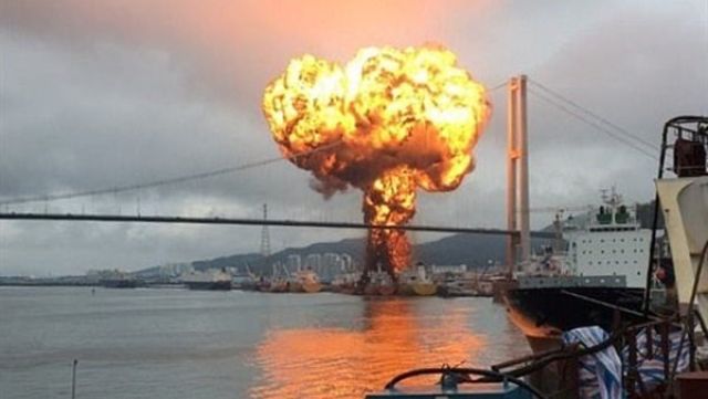 بالفيديو.. انفجار ناقلتي نفط في ميناء بكوريا الجنوبية